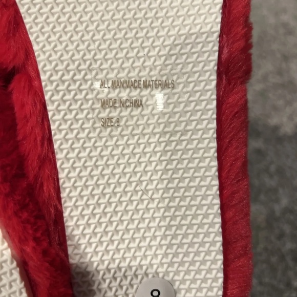 Womens size 8 red fuzzy slippers - Picture 4 of 5